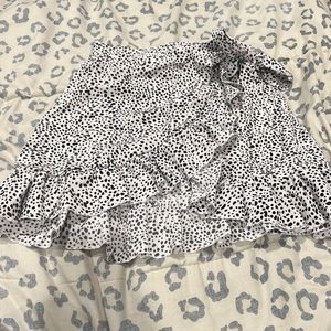 Black and white adjustable tie skirt size 2